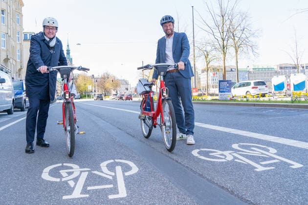 News Bilder des Tages 7. Nationaler Radverkehrskongress in Hamburg - Fototermin vor dem Eingang des Hapag Lloyd-Gebäudes - Andreas Scheuer, Bundesminister für Verkehr und digitale Infrastruktur mit Anjes Tjarks, Senator für Verkehr und Mobilitätswende -;7. Nationaler Radverkehrskongress in Hamburg - Fototermin vor dem Eingang des Hapag Lloyd-Gebäudes - Andreas Scheuer, Bundesminister für Verkehr und digitale Infrastruktur mit Anjes Tjarks, Senator für Verkehr und Mobilitätswende -, Hamburg Hamburg Deutschland Ballindamm