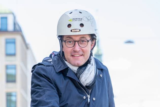 News Bilder des Tages 7. Nationaler Radverkehrskongress in Hamburg - Fototermin vor dem Eingang des Hapag Lloyd-Gebäudes - Andreas Scheuer, Bundesminister für Verkehr und digitale Infrastruktur;7. Nationaler Radverkehrskongress in Hamburg - Fototermin vor dem Eingang des Hapag Lloyd-Gebäudes - Andreas Scheuer, Bundesminister für Verkehr und digitale Infrastruktur, Hamburg Hamburg Deutschland Ballindamm
