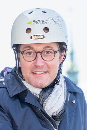 7. Nationaler Radverkehrskongress in Hamburg - Fototermin vor dem Eingang des Hapag Lloyd-Gebäudes - Andreas Scheuer, Bundesminister für Verkehr und digitale Infrastruktur;7. Nationaler Radverkehrskongress in Hamburg - Fototermin vor dem Eingang des Hapag Lloyd-Gebäudes - Andreas Scheuer, Bundesminister für Verkehr und digitale Infrastruktur, Hamburg Hamburg Deutschland Ballindamm