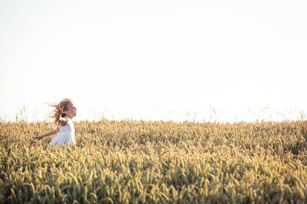 IMAGO Creative: 2021 Favoriten IMAGO Creative: Klimawandel - Zukunft und Innovation Girl with tousled hair running through agricultural field during sunset model released Symbolfoto WFF00521