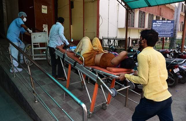 April 27, 2021, Prayagraj, Uttar Pradesh, India: Prayagraj: Family members carrying a COVID19 patient at Swaroop Rani Neharu Hospital in Prayagraj on April 27, 2021. Prayagraj India - ZUMAv115 20210427_zap_v115_007 Copyright: xPrabhatxKumarxVermax