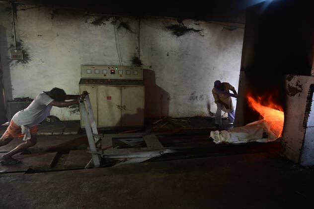 April 27, 2021, Prayagraj, Uttar Pradesh, India: Prayagraj: A worker carrying dead body of patients who died of the Covid-19 coronavirus at an Electric crematorium in Prayagraj on April 27, 2021. Prayagraj India - ZUMAv115 20210427_zap_v115_019 Copyright: xPrabhatxKumarxVermax