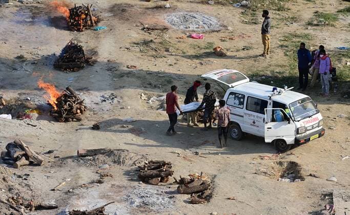 April 27, 2021, Prayagraj, Uttar Pradesh, India: Prayagraj: Family members and ambulance workers carry the bodies of victims who died of the Covid-19 coronavirus at Phaphamau Ghat in Prayagraj on April 27, 2021. Prayagraj India - ZUMAv115 20210427_zap_v115_020 Copyright: xPrabhatxKumarxVermax