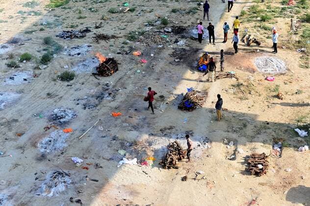 April 27, 2021, Prayagraj, Uttar Pradesh, India: Prayagraj: Burning funeral pyres can be seen of the patients who died of the Covid-19 coronavirus at Phaphamau Ghat in Prayagraj on April 27, 2021. Prayagraj India - ZUMAv115 20210427_zap_v115_023 Copyright: xPrabhatxKumarxVermax
