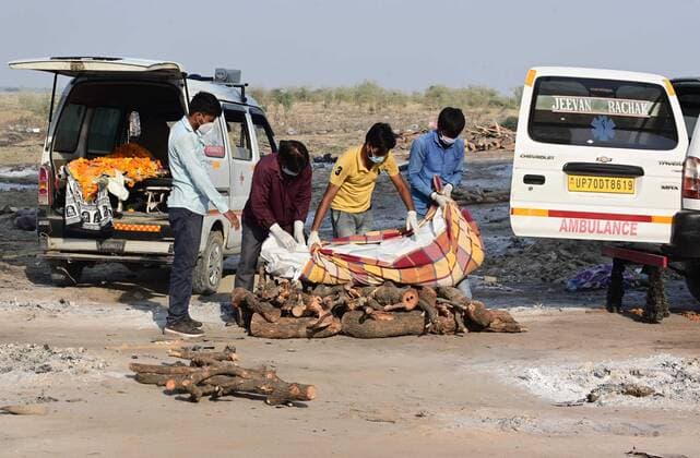 April 27, 2021, Prayagraj, Uttar Pradesh, India: Prayagraj: Family members and ambulance workers carry the bodies of victims who died of the Covid-19 coronavirus at Phaphamau Ghat in Prayagraj on April 27, 2021. Prayagraj India - ZUMAv115 20210427_zap_v115_032 Copyright: xPrabhatxKumarxVermax