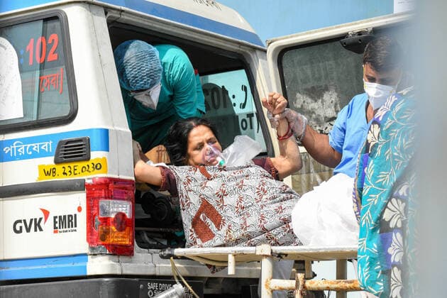 April 27, 2021, Kolkata, West Bengal, India: A lady who tested positive for COVID-19 is been taken to a critical care unit at a hospital in Kolkata , India , on 27 April , 2021 .India recorded over 3.2 Lakh cases yesterday , with death toll crossing over 2500 in the country as by Indian media report Kolkata India - ZUMAc211 20210427_zip_c211_001 Copyright: xDebarchanxChatterjeex