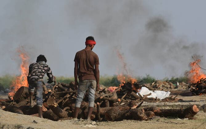 April 27, 2021, Prayagraj, Uttar Pradesh, India: Prayagraj: Pyre of Covid-19 victims being cremated at Phaphamau Ghat in Prayagraj, India. Prayagraj India - ZUMAv115 20210427_zap_v115_031 Copyright: xPrabhatxKumarxVermax
