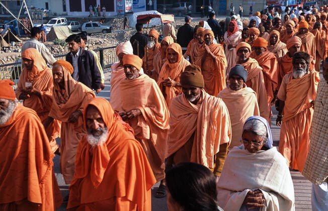 13.03.2010, Haridwar, Uttarakhand, Indien, Asien - Eine Gruppe maennlicher Pilger in orangefarbenen Gewaendern auf ihrem Weg zum Har Ki Pauri Ghat am Ufer des heiligen Ganges waehrend des religioesen Hindufestes Purna Kumbh Mela.
