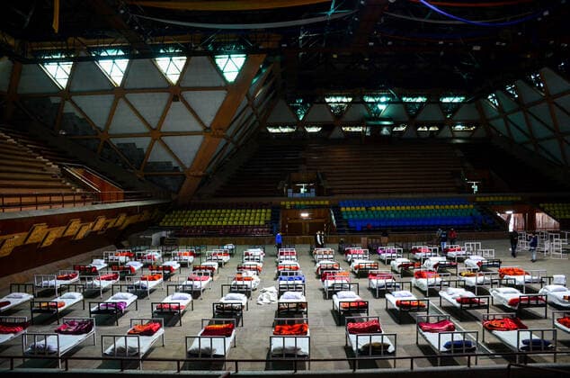 News Bilder des Tages April 27, 2021, Srinagar, India: Interior view of Sher-e-Kashmir Indoor Stadium turned into a makeshift quarantine center following the surge in coronavirus cases in Srinagar..A COVID-19 emergency center has been set up at Indoor Stadium in Srinagar in view of a surge in Coronavirus infections in the valley officials said. Meanwhile, India reported a total of 323,023 new coronavirus cases, 2,771 related deaths, and 251,827 recoveries in the last 24 hours. Srinagar India - ZUMAs197 20210427_zaa_s197_008 Copyright: xSaqibxMajeedx