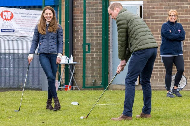 Bilder des Jahres 2021, Entertainment 04 April Entertainment Themen der Woche KW17 Entertainment Bilder des Tages . 27 04 2021. Durham, United Kingdom. Prince William and Kate Middleton, The Duke and Duchess of Cambridge, meet young people supported by the Cheesy Waffles Project, a charity for children, young people and adults with additional needs at the Belmont Community Centre in Durham, United Kingdom.  xPoolx xi-Imagesx IIM-22142-0058
