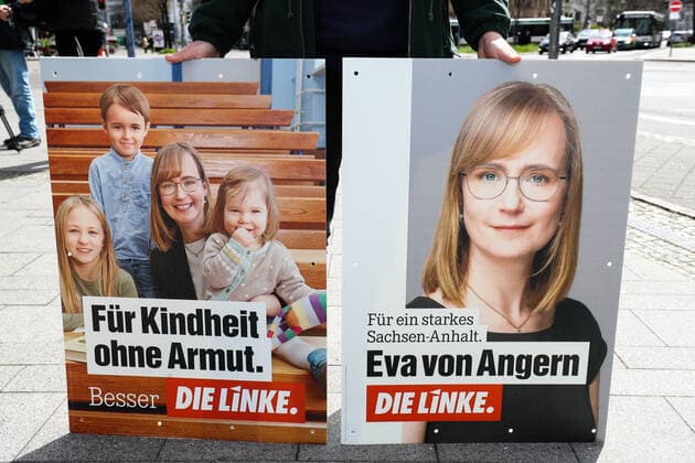 Wahlkampfplakate von Fotograf Rayk Weber für die Spitzenkandidatin Fraktion die Linke Eva von Angern (Die Linke,Sachsen Anhalt) - Enthüllung der Grossflächenplakate vor der Landesgeschäftsstelle in der Ebendorferstrasse in Magdeburg von der Partei Die Linke Sachsen Anhalt zur Landtagswahl 2021 *** Election campaign posters by photographer Rayk Weber for the top candidate Fraktion die Linke Eva von Angern Die Linke,Sachsen Anhalt Unveiling of the large-scale posters in front of the state headquarters in Ebendorferstrasse in Magdeburg of the party Die Linke Sachsen Anhalt for the state election 2021