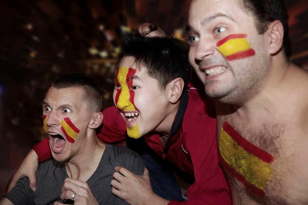 IMAGO Creative: FIFA WM 2022, Fußball Kultur Soccer fans watching TV in pub model released Symbolfoto AZF00214