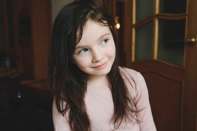 IMAGO Creative: Countdown bis Weihnachten, Wunschzettel schreiben Curious girl with blue eyes looking away at home model released Symbolfoto property released EYAF01566