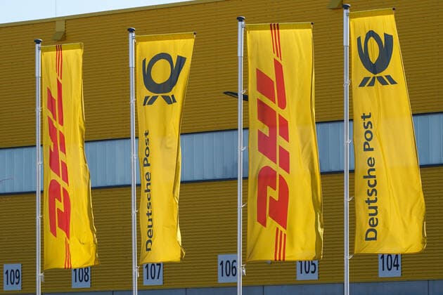 Logistikdienstleister DHL und Deutsche Post Auf Fahnen sind die Logos DHL des Paket- und Brief-Express-Dienst DHL International GmbH, der zum Konzern Deutsche Post DHL Group gehört und der Deutsche Post, dem deutschen Postunternehmen Deutsche Post AG, zu sehen. Leipzig Sachsen Deutschland *** Logistics service provider DHL and Deutsche Post The logos DHL of the parcel and letter express service DHL International GmbH, which belongs to the Deutsche Post DHL Group, and Deutsche Post, the German postal company Deutsche Post AG, can be seen on flags Leipzig Saxony Germany