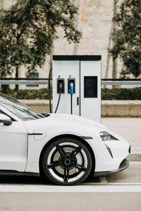IMAGO Creative: Motorsport, Innovation und Nachhaltigkeit IMAGO Creative: Corporate: Klimaschutz, Digitalisierung und Urbanisierung IMAGO Creative: Klimawandel - Zukunft und Innovation Electric car charging at station on city street GMCF00118
