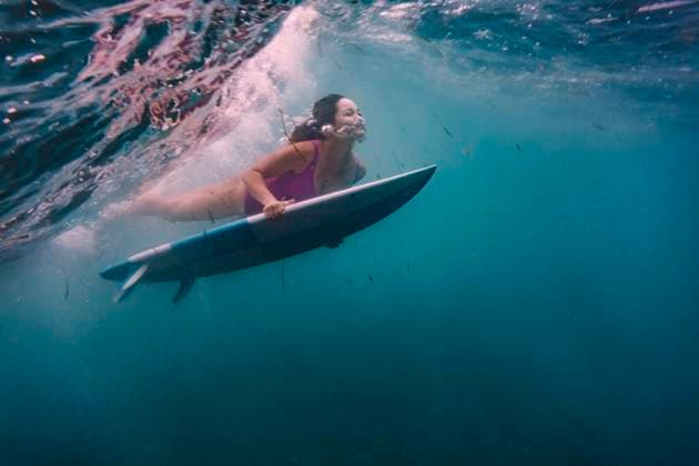 IMAGO Creative: 2021 Favoriten IMAGO Creative: 2022 Farbe des Jahres: Very Peri, Veilchenblau Creative Highlights Symbolbilder Female surfing on surfboard underwater model released Symbolfoto KNTF06204