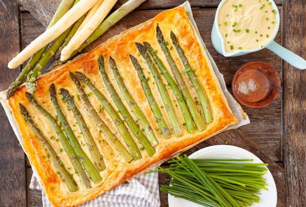 Herzhafte Blätterteig Quiche mit grünem Spargel *** Hearty puff pastry quiche with green asparagus 1079706590