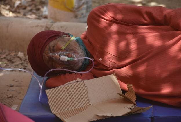 News Bilder des Tages GURUGRAM, INDIA - APRIL 27: A Covid-19 patient is seen on oxygen support being provided by Hemkunt Foundation at no cost at Sector 42 on April 27, 2021 in Gurugram, India. As Covid-19 cases continued to surge in Gurugram with over 29,681 active cases people are struggling to get hospital beds, ventilators, oxygen cylinders, injections and medicines with the health infrastructure in the state almost stretched to its limit. (Photo by Vipin Kumar Hindustan Times) India Faces Oxygen Crisis As Covid-19 Cases Mount