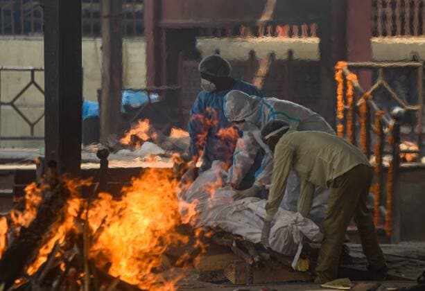 NEW DELHI, INDIA - APRIL 27: Relatives of a person who died due to Covid-19 perform the last rites at Nigambodh Ghat on April 27, 2021 in New Delhi, India. (Photo by Amal KS Hindustan Times) Covid Death Toll Continues To Rise In India