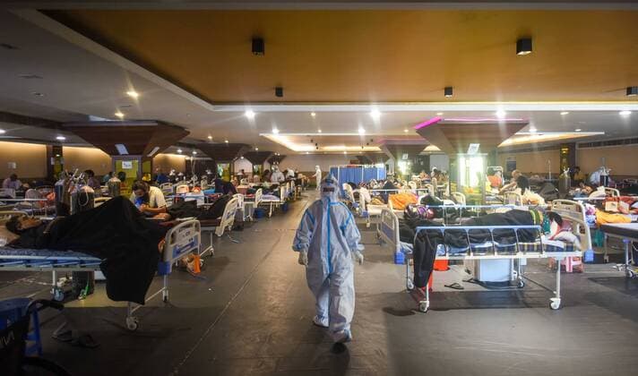 News Themen der Woche KW17 News Bilder des Tages NEW DELHI, INDIA - APRIL 27: A view inside a temporary Covid Care Centre set up at Shehnai Banquet Hall attached to LNJP Hospital, on April 27, 2021 in New Delhi, India. As Covid-19 cases continued to surge in Delhi with over 98,264 active cases people are struggling to get hospital beds, ventilators, oxygen cylinders, injections and medicines with the health infrastructure in the state almost stretched to its limit. (Photo by Amal KS Hindustan Times) As COVID Cases Surge, Indian Hospitals Struggle With Shortage Of Beds
