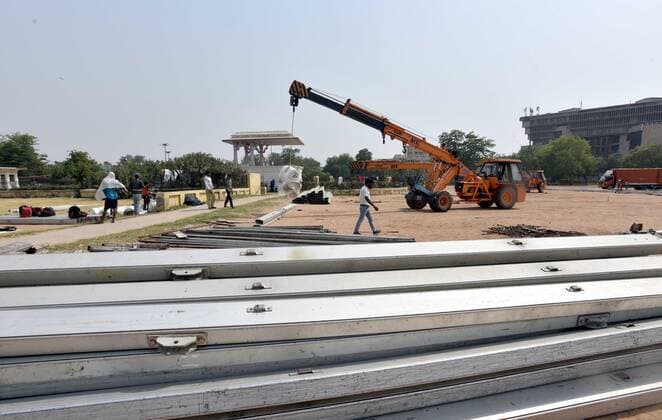 NEW DELHI, INDIA - APRIL 27: Workers construct a temporary Covid care centre at Ramlila Maidan in front of LNJP hospital on April 27, 2021 in New Delhi, India. Keeping in view the surging Covid cases, the Delhi government has decided to set up 500 ICU beds at historic Ramlila Maidan to treat Covid patients. This facility will be ready in the month of May. (Photo by Sonu Mehta Hindustan Times) 500 ICU Bed Temporary Covid Care Centre Being Built At Ramlila Maidan Delhi