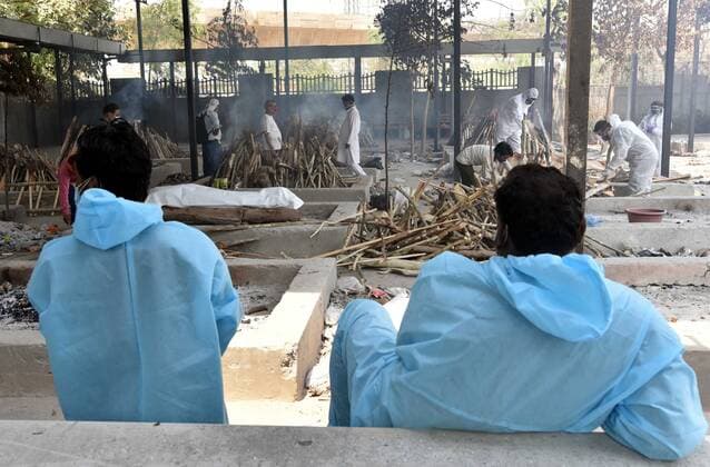 NEW DELHI, INDIA - APRIL 27: Ambulance staff look the cremating to covid-19 victims at Sarai Kale Khan crematorium on April 27, 2021 in New Delhi, India. India has registered 2,762 new deaths and 319,315 new infections recording more than 300,000 daily Covid-19 cases for the fifth day in a row, reaching a new record peak. (Photo by Sonu Mehta Hindustan Times) Covid Death Toll Continues To Rise In India
