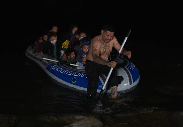 April 27, 2021, Roma, Texas, USA: Asylum seeking migrants illegally cross the Rio Grande River in rafts to surrender to the United States Border Patrol in Roma, TX. Roma USA - ZUMAd211 20210427_zap_d211_023 Copyright: xAllisonxDinnerx