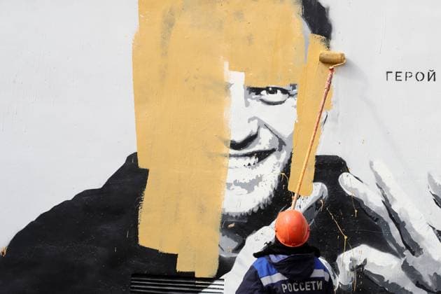 News Themen der Woche KW17 News Bilder des Tages ST PETERSBURG, RUSSIA - APRIL 28, 2021: A Rosseti Russian power company employee covers a mural depicting Russian opposition activist Alexei Navalny and reading The hero of new times on a transformer house in Pushkarsky Garden with paint. The mural was discovered in the early morning of April 28 and painted over around 10:30 am. Alexander Demianchuk TASS  TS0FE48F