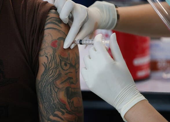 April 28, 2021, Bangkok, Thailand: A health worker inoculates an aviation-related personnel with the CoronaVac vaccine at Suvarnabhumi airport..The CoronaVac (Sinovac) vaccine is Chinese-made and developed by Sinovac Life Sciences..Ministry of Public Health and the Airport Operation Centre set up a new vaccination centre to remedy the Covid 19 emergency situation and efficiency of vaccination for aviation-related personnel. Bangkok Thailand - ZUMAs197 20210428_zaa_s197_028 Copyright: xChaiwatxSubprasomx