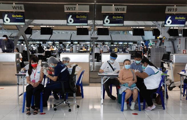 April 28, 2021, Bangkok, Thailand: Health workers inoculate aviation-related personnel with the CoronaVac vaccine at Suvarnabhumi airport..The CoronaVac (Sinovac) vaccine is Chinese-made and developed by Sinovac Life Sciences..Ministry of Public Health and the Airport Operation Centre set up a new vaccination centre to remedy the Covid 19 emergency situation and efficiency of vaccination for aviation-related personnel. Bangkok Thailand - ZUMAs197 20210428_zaa_s197_037 Copyright: xChaiwatxSubprasomx