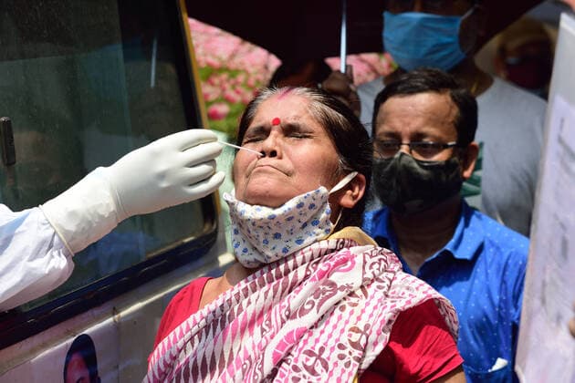 April 28, 2021, Kolkata, West Bengal, India: A healthcare worker collects swab samples from a woman for RTPCR covid 19 tests..There has been a scarcity of hospital beds reported in Kolkata as well as other Indian states along with medical oxygen. Kolkata India - ZUMAs197 20210428_zaa_s197_018 Copyright: xSumitxSanyalx