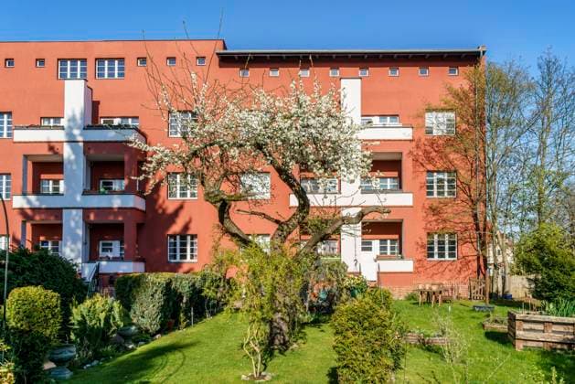 Hufeisensiedlung, Siedlung der Berliner Moderne, Welterbe der UNESCO, Berlin-Britz, Neukölln, Berlin, Deutschland, Europa Hufeisensiedlung von Bruno Traut, Siedlung der Berliner Moderne, Bauabschnitt Rote Front, Fritz-Reuter-Allee, Frühling, Obstblüte, Welterbe der UNESCO, Berlin-Britz, Neukölln, Berlin, Deutschland, Europa *** Horseshoe Settlement, Berlin Modernist Settlement, UNESCO World Heritage Site, Berlin Britz, Neukölln, Berlin, Germany, Europe Horseshoe Settlement by Bruno Traut, Berlin Modernist Settlement, Building Section Red Front, Fritz Reuter Allee, Spring, Fruit Blossom, UNESCO World Heritage Site, Berlin Britz, Neukölln, Berlin, Germany, Europe