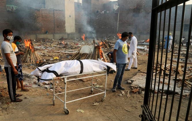 April 28, 2021, New Delhi, India: (EDITORS NOTE: Image depicts death).Family members carry a body of their relative who died from coronavirus Covid-19 virus for cremation at a crematorium..India faces the world fastest growing number of Covid-19 cases with 360,927 new confirmed infections, the highest single day count in the country and more than 3,293 death in the month of April 2021. New Delhi India - ZUMAs197 20210428_zaa_s197_061 Copyright: xNaveenxSharmax