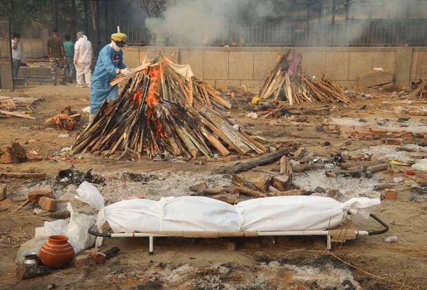 News Bilder des Tages April 28, 2021, New Delhi, India: (EDITORS NOTE: Image depicts death).A body of a covid19 victim seen before the cremation at a crematorium..India faces the world fastest growing number of Covid-19 cases with 360,927 new confirmed infections, the highest single day count in the country and more than 3,293 death in the month of April 2021. New Delhi India - ZUMAs197 20210428_zaa_s197_064 Copyright: xNaveenxSharmax