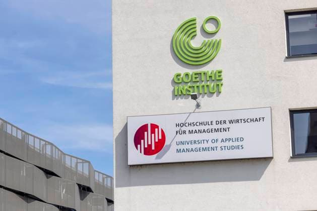 Goethe Institut Mannheim. Logo am Gebäude. Hochschule der Wirtschaft für Management, University of Applied Management Studies. 24.04.2021: Europa, Deutschland, Baden-Württemberg, Mannheim. *** Goethe Institut Mannheim Logo on the building Hochschule der Wirtschaft für Management, University of Applied Management Studies 24 04 2021 Europe, Germany, Baden Württemberg, Mannheim