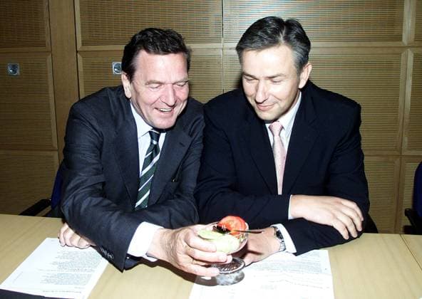 Klaus Wowereit bekennt sich zu seiner Homosexualität, 20. Jahrestag am 10. Juni Gerhard Schröder und Klaus Wowereit scherzen miteinander Bundeskanzler Gerhard Schröder reicht Klaus Wowereit, Spitzenkandidat der SPD für das Bürgermeisteramt in Berlin einen rot-grünen Salat vor Beginn einer Parteiratssitzung , Berlin den 11.06.2001, Berlin Deutschland *** Gerhard Schröder and Klaus Wowereit joke with each other Federal Chancellor Gerhard Schröder hands Klaus Wowereit, top candidate of the SPD for mayor of Berlin, a red green salad before the start of a party council meeting, Berlin 11 06 2001, Berlin Germany
