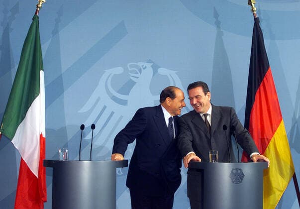 Gerhard Schröder scherzt mit Silvio Berlusconi Bundeskanzler Gerhard Schröder und Silvio Berlusconi, Ministerpräsident der Italienischen Republik, Italien, waehrend PRESSESTATEMENT, Berlin den 26.09.2001, Berlin Deutschland *** Gerhard Schröder jokes with Silvio Berlusconi German Chancellor Gerhard Schröder and Silvio Berlusconi, Prime Minister of the Italian Republic, Italy, during PRESS STATEMENT, Berlin 26 09 2001, Berlin Germany