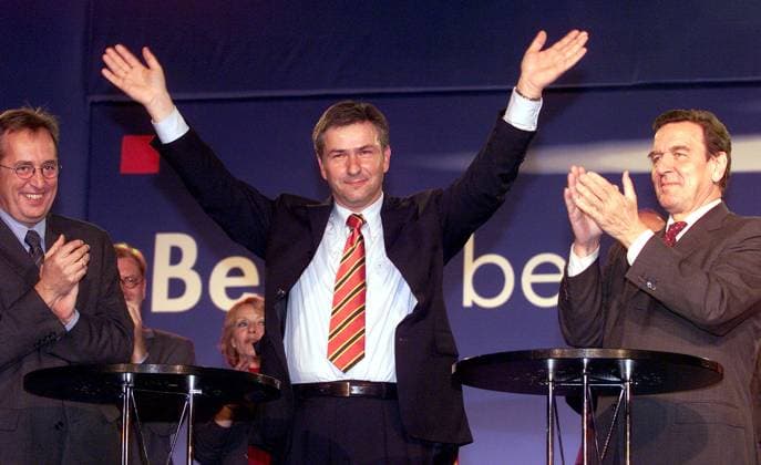 Schroeder Wowereit Wahlkampf Bundeskanzler Gerhard Schröder, SPD, und der regierende Buergermeister Klaus WOWEREIT, aufgenommen während der Wahlkampf-Abschlusskundgebung, Berlin den 18.10.2001, Berlin Deutschland *** Schroeder Wowereit election campaign Chancellor Gerhard Schröder, SPD, and the governing mayor Klaus WOWEREIT, taken during the election campaign closing rally, Berlin the 18 10 2001, Berlin Germany