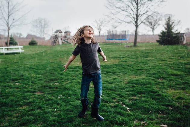 little boy laughing and dancing in the rain Windsor, ON, Canada CR_JEOH210428-731813-01 ,model released, Symbolfoto