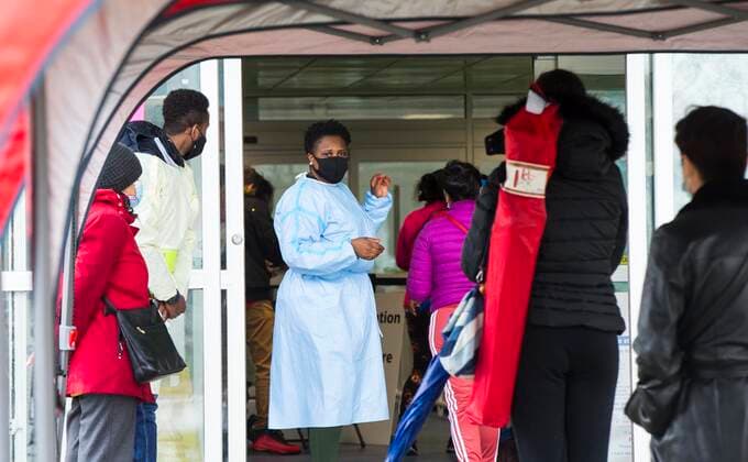(210428) -- TORONTO, April 28, 2021 -- A medical worker works at a COVID-19 vaccination clinic in Toronto, Canada, on April 28, 2021. Canada reported 5,071 new COVID-19 cases as of Wednesday afternoon, bringing the total number to 1,200,057, including 24,106 deaths and 101,586 variants, according to CTV. (Photo by Xinhua) CANADA-TORONTO-COVID-19 CASES-1.2 MLN ZouxZheng