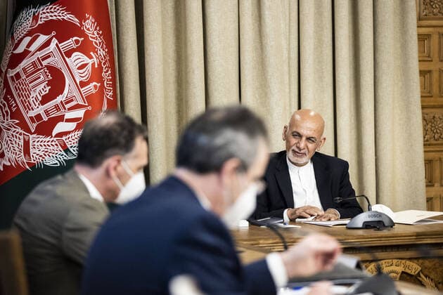 Heiko Maas (L), Bundesaussenminister, trifft Aschraf Ghani (R), Praesident von Afghanistan, zu einem Gespraech in Kabul, 29.04.2021. Maas reist nach Afghanistan fuer politische Gespraeche und einen Besuch der stationierten Soldaten der Bundeswehr. Kabul Afghanistan