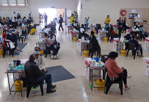 Coronavirus in Südafrika, Impfzentrum in Johannesburg (210429) -- JOHANNESBURG, April 29, 2021 -- People receive COVID-19 vaccines in Johannesburg, South Africa, on April 28, 2021. (Photo by Xinhua) SOUTH AFRICA-JOHANNESBURG-COVID-19-VACCINATION MatthewxMartinxBrink 