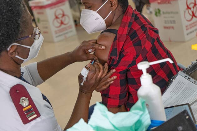 Coronavirus in Südafrika, Impfzentrum in Johannesburg (210429) -- JOHANNESBURG, April 29, 2021 -- A woman receives a shot of COVID-19 vaccine in Johannesburg, South Africa, on April 28, 2021. (Photo by Xinhua) SOUTH AFRICA-JOHANNESBURG-COVID-19-VACCINATION MatthewxMartinxBrink 