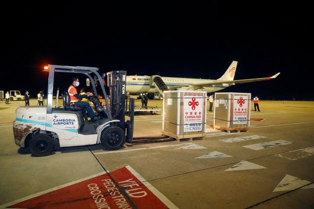 (210429) -- PHNOM PENH, April 29, 2021 -- A worker transports Sinopharm COVID-19 vaccine at the Phnom Penh International Airport in Phnom Penh, Cambodia, April 28, 2021. A plane carrying the third batch of China-donated Sinopharm COVID-19 vaccine arrived in the capital of Cambodia Wednesday night. (Photo by Xinhua) COMBIDIA-PHNOM PENH-COVID-19-CHINESE VACCINE-ARRIVAL Phearum 
