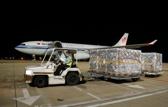 (210429) -- PHNOM PENH, April 29, 2021 -- Workers transport Sinopharm COVID-19 vaccine at the Phnom Penh International Airport in Phnom Penh, Cambodia, April 28, 2021. A plane carrying the third batch of China-donated Sinopharm COVID-19 vaccine arrived in the capital of Cambodia Wednesday night. (Photo by Xinhua) COMBIDIA-PHNOM PENH-COVID-19-CHINESE VACCINE-ARRIVAL Phearum 