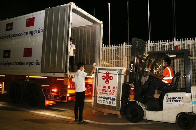 (210429) -- PHNOM PENH, April 29, 2021 -- Workers transport Sinopharm COVID-19 vaccine at the Phnom Penh International Airport in Phnom Penh, Cambodia, April 28, 2021. A plane carrying the third batch of China-donated Sinopharm COVID-19 vaccine arrived in the capital of Cambodia Wednesday night. (Photo by Xinhua) COMBIDIA-PHNOM PENH-COVID-19-CHINESE VACCINE-ARRIVAL LyxLay 