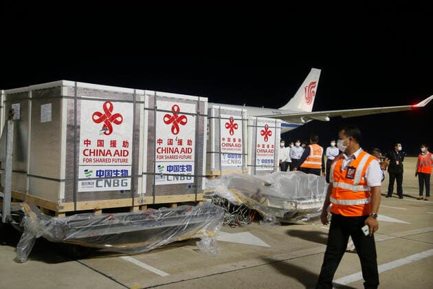 (210429) -- PHNOM PENH, April 29, 2021 -- Workers transport Sinopharm COVID-19 vaccine at the Phnom Penh International Airport in Phnom Penh, Cambodia, April 28, 2021. A plane carrying the third batch of China-donated Sinopharm COVID-19 vaccine arrived in the capital of Cambodia Wednesday night. (Photo by Xinhua) COMBIDIA-PHNOM PENH-COVID-19-CHINESE VACCINE-ARRIVAL Phearum 