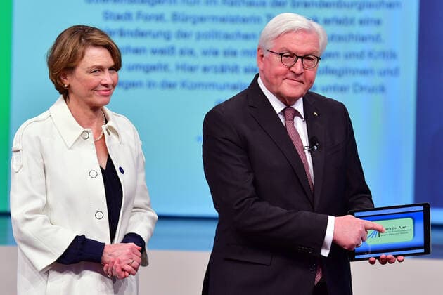 Bilder des Jahres 2021, Entertainment 04 April Entertainment Themen der Woche KW17 News Bilder des Tages Freischaltung des Portals STARK im AMT Elke Büdenbender, Frank-Walter Steinmeier, SPD, Bundespräsident und Schirmherr der Veranstaltung Freischaltung des Portals STARK im AMT im BCC Berlin in Berlin am 29.04.2021 *** Activation of the portal STARK im AMT Elke Büdenbender, Frank Walter Steinmeier, SPD, Federal President and patron of the event Activation of the portal STARK im AMT at the BCC Berlin in Berlin on 29 04 2021 Photopress Mueller