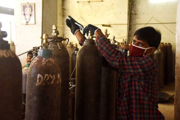 April 29, 2021, Prayagraj, Uttar Pradesh, India: Prayagraj: A worker refill medicated oxygen cylinder at a refilling plant in Prayagraj on Thursday, April 29, 2021. Prayagraj India - ZUMAv115 20210429_zap_v115_003 Copyright: xPrabhatxKumarxVermax