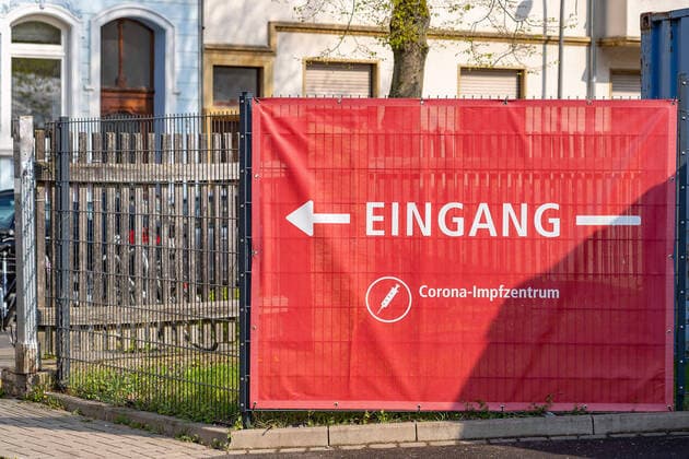 Osnabrück, Deutschland 29. April 2021: Ein Banner, auf dem der Eingang zum Corona-Impfzentrum ausgewiesen wird, dadurch können Personen die gegen das Coronavirus geimpft werden sollen den Eingang besser finden. Impfzentrum Schlosswallhalle Niedersachsen Copyright: xFotostandx xHavergox